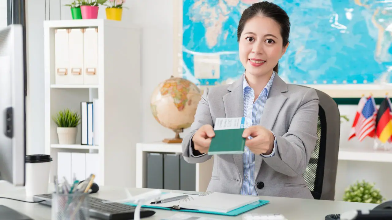 Choosing-the-Right-Air-Ticketing-and-GDS-Course-A-Guide-for-Aspiring-Travel-Professionals.jpg